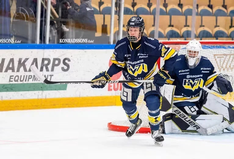 Vi står kvar, Hakarps Equipment förlänger med HV71