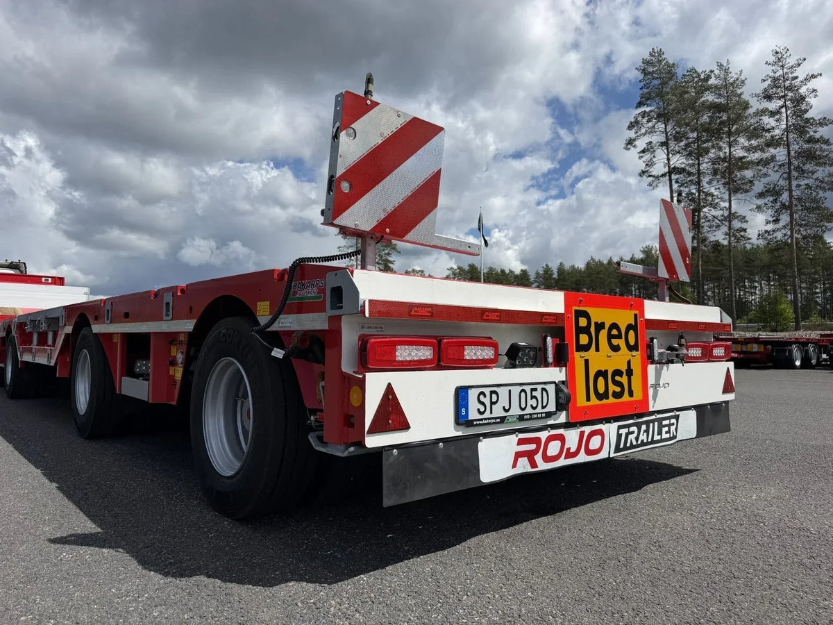 Hakarps Equipment tar in Rojo Trailer